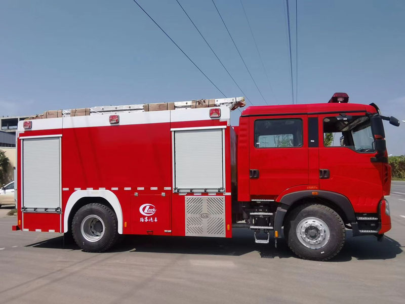 Mexican Customers from Afar Visit Our Factory for Inspection and Fire Truck Purchase