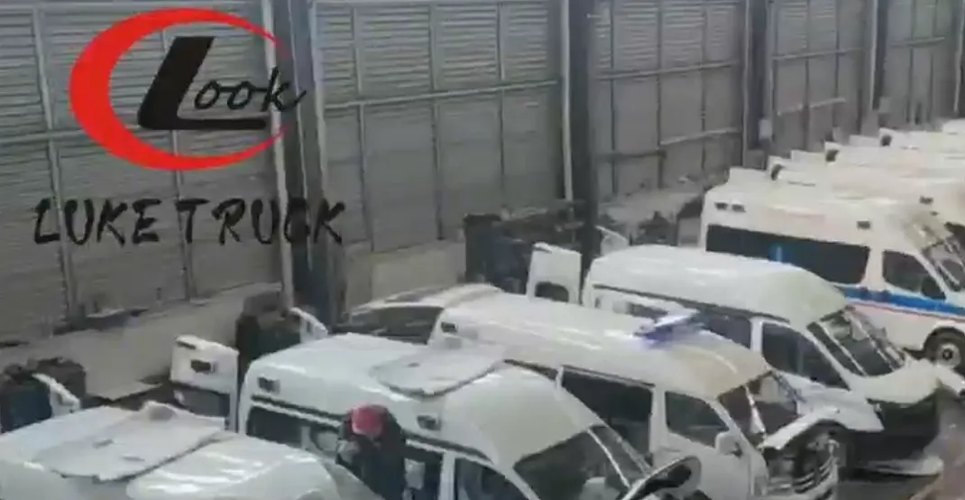 The batch orders of ambulances and buses of Hubei Luke Truck are in full swing for the final commissioning and testing before shipment.