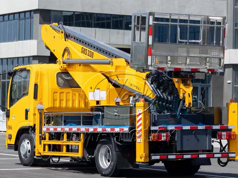 Yellow 100P Isuzu 33-meter Aerial Working Platform Truck