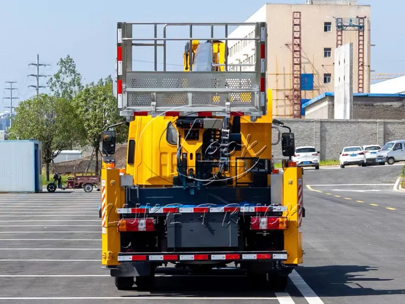 Yellow 100P Isuzu 33-meter Aerial Working Platform Truck