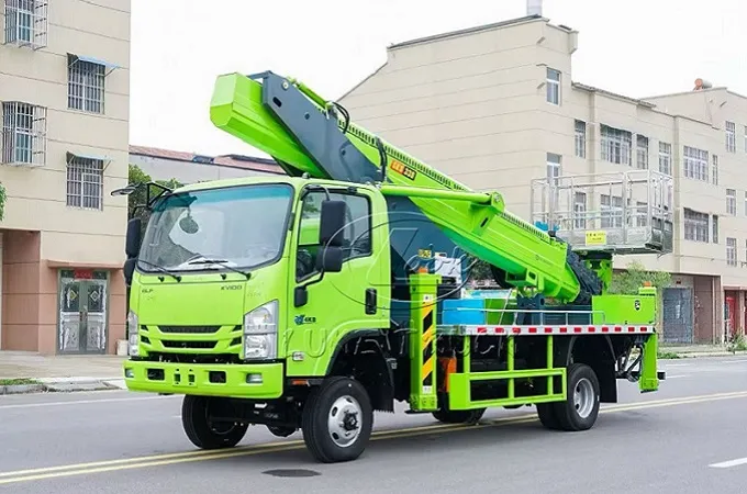 Green 100P Isuzu 33-meter Aerial Working Platform Truck