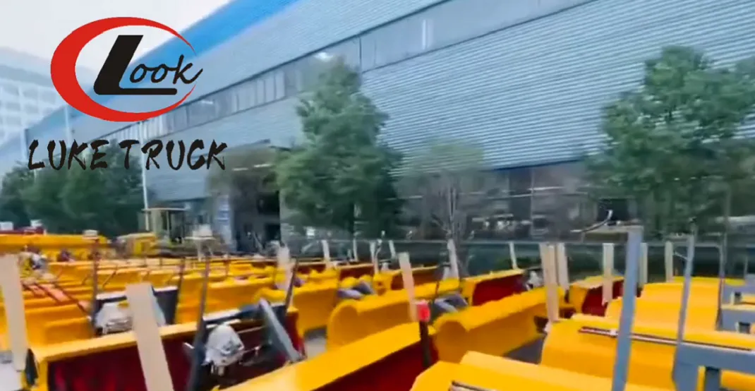 Hubei Luke Truck prepares for the year-end heavy snow season, with a large supply of snow shovels, snow sweepers, and other snow removal equipment available worldwide