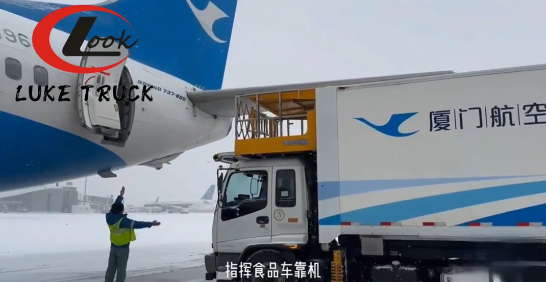 Isuzu Aircraft Catering Truck Operation Video — Hubei Luke Automobile02